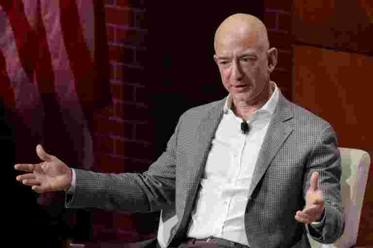 亚马逊的Jeff Bezos表示，美国小报试图将他勒索他的“亲密照片”