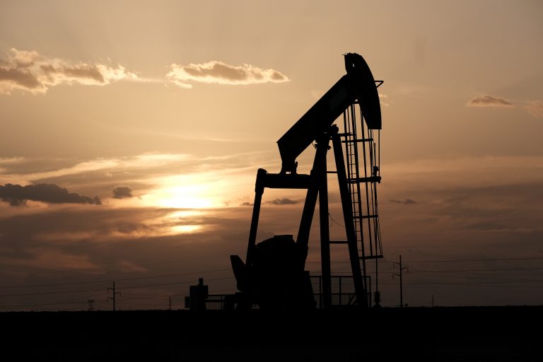 随着市场等待对沙特油袭击的反应，油价下跌超过1％