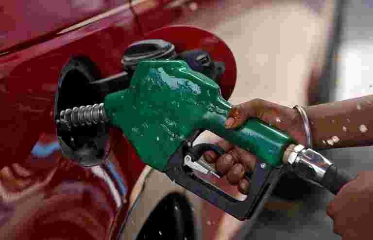 汽油，柴油价格落在各大城市;在这里检查燃料速率