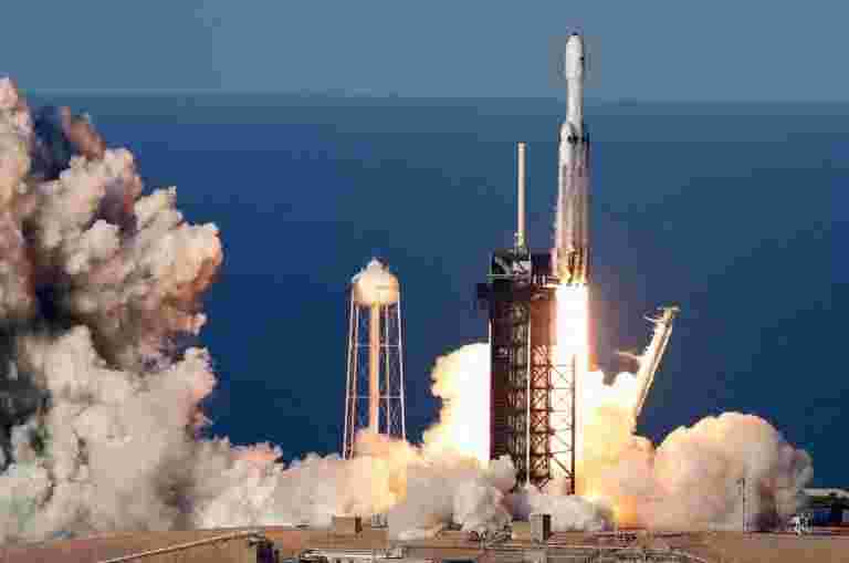 Spacex为Elon Musk的Starlink Internet服务推出第一个卫星