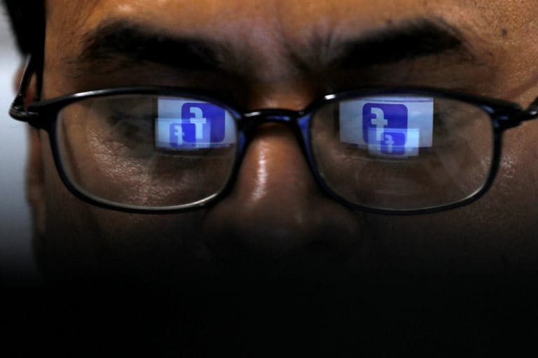 Facebook暂停应用程序预先安装华为手机