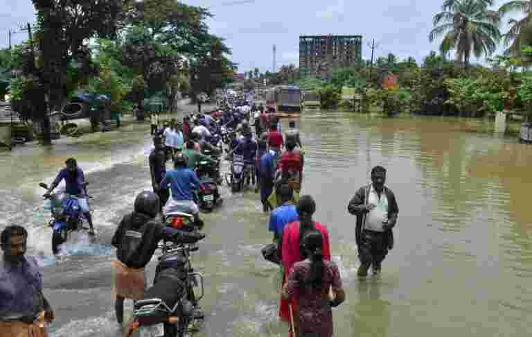 1,500股在卡纳塔克邦的洪水击中康复