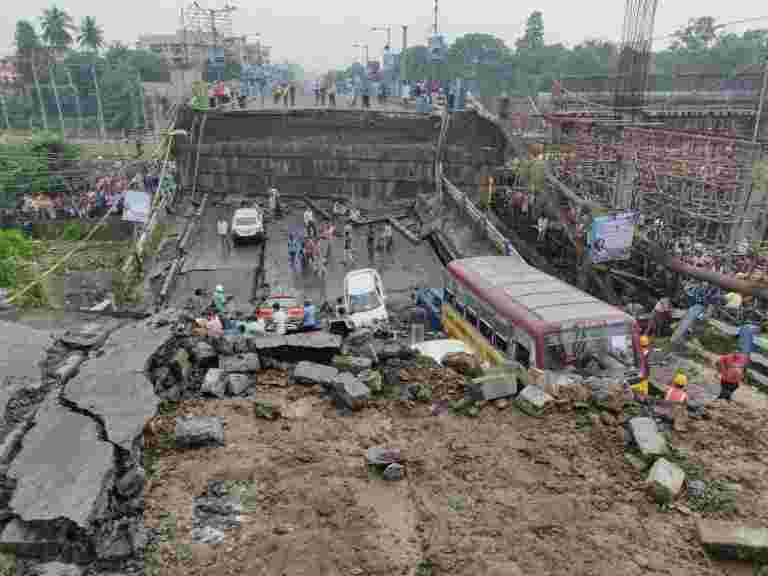 在繁忙的加尔各答局部崩溃的桥梁，一个人杀死