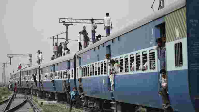 印度铁路充分电气化，提高吞吐量，线路容量和火车速度
