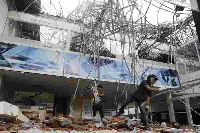 地震叶在印度尼西亚800多人死亡