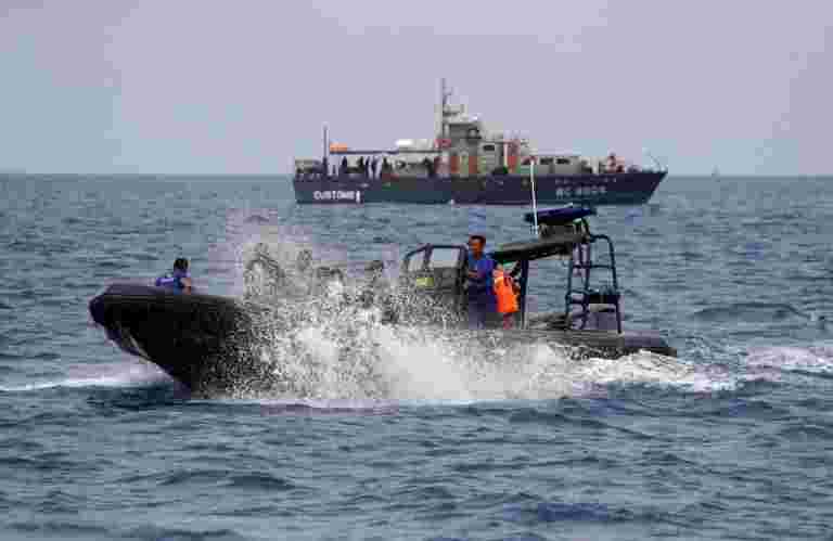 印度尼西亚发送潜水员检查'ping'信号是否显示坠毁的飞机