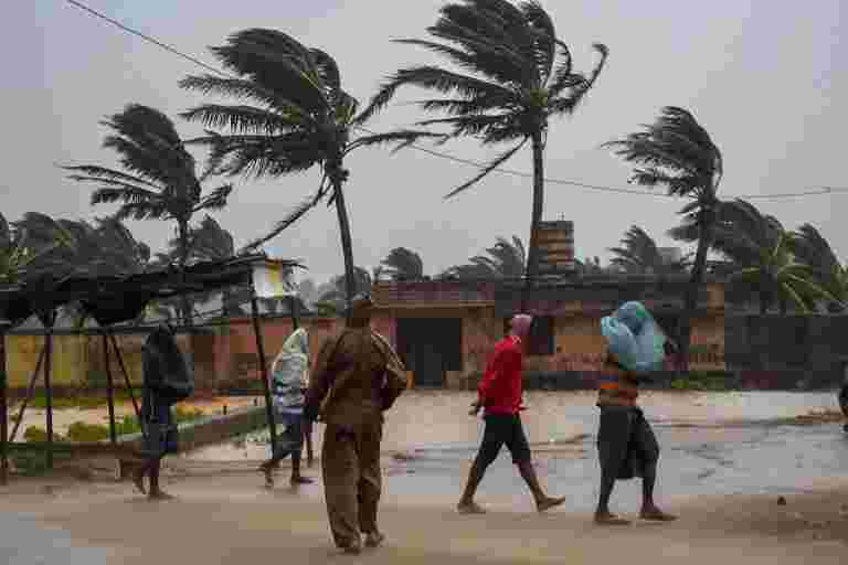 Cyclone'Titli'在安德拉邦留下了八人死亡，导致造成广泛的伤害