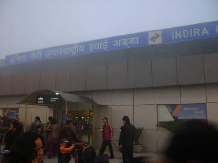 由于密集的雾，离开在德里机场举行2小时