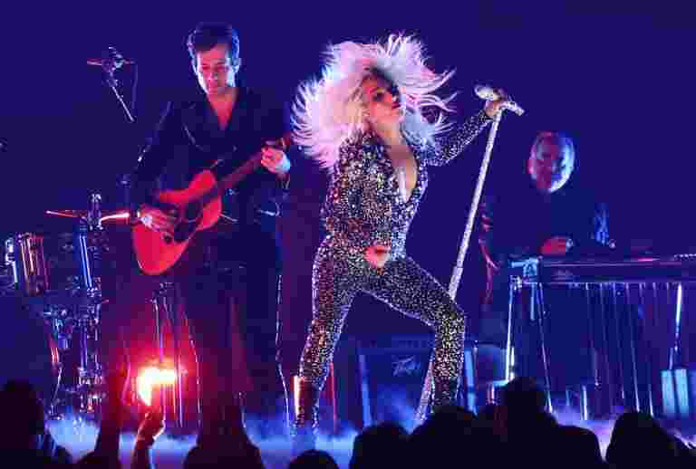 没有主持人？没问题。女王，Lady Gaga带来了Grammys Vibe到奥斯卡