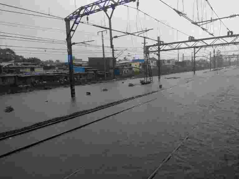 大雨睫毛孟买和第2天的毗邻地区;列车取消并转移了