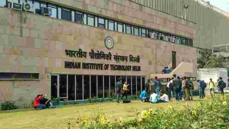 报告称，IIT-DELHI在安置季节的第一天收到244个优惠