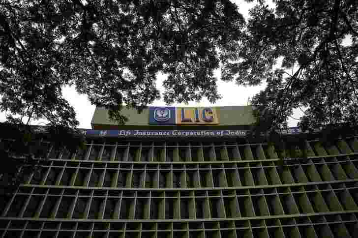 IRDA成员表示，LIC没有计划拥有idbi银行，将在阶段退出阶段。