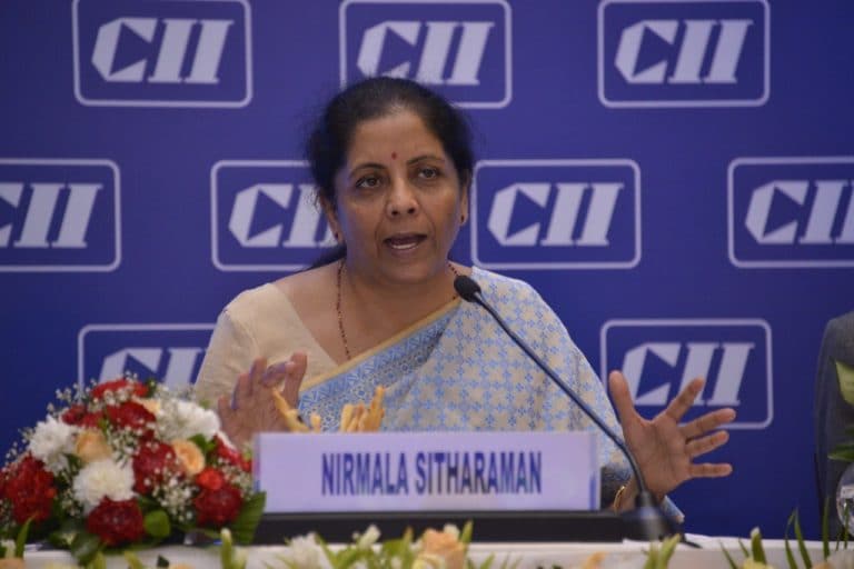 Nirmala Sitharaman确保对PMC银行客户的支持，表示将得到解决的担忧